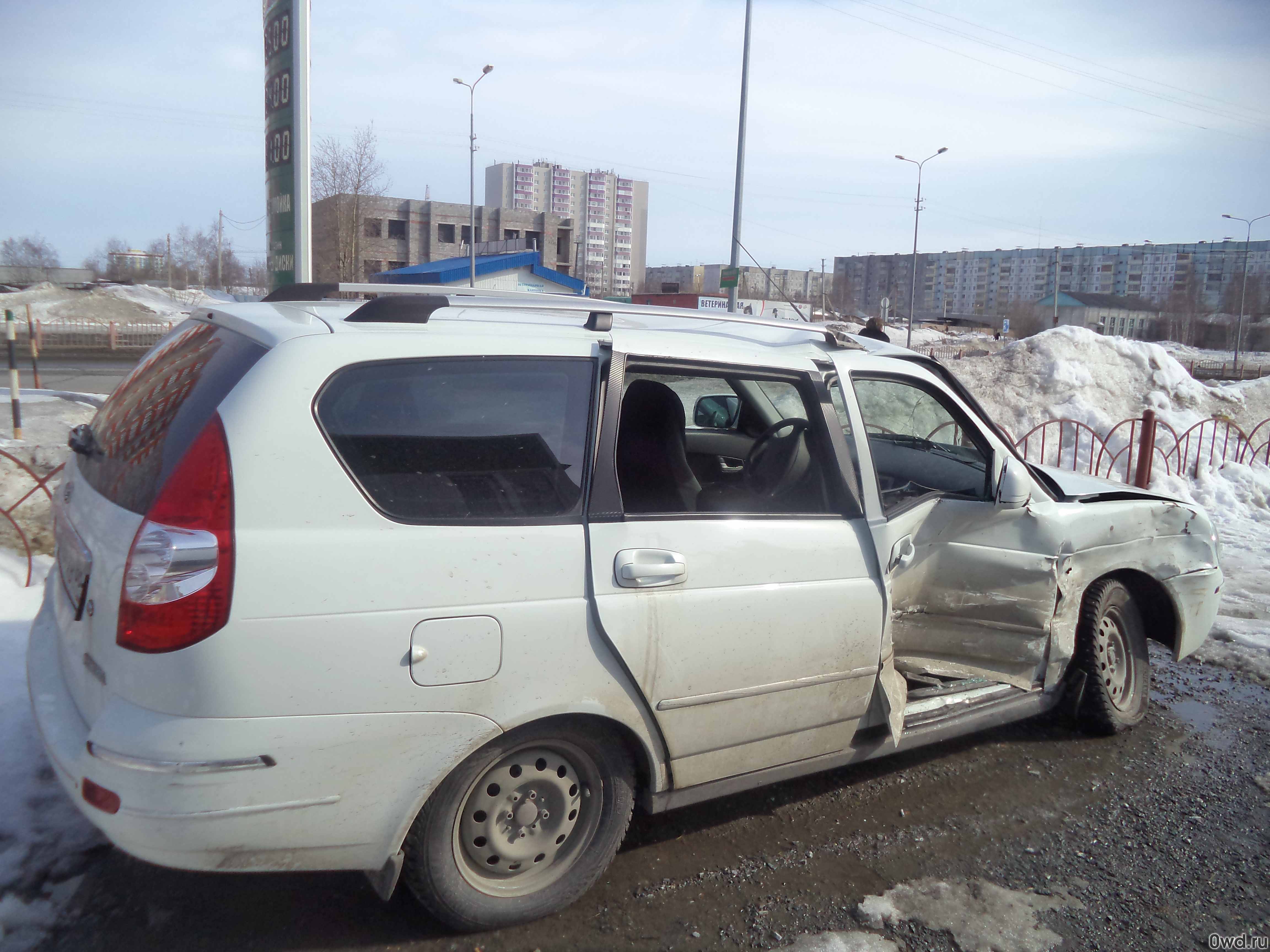 Битый автомобиль LADA (ВАЗ) Priora (2011) в Сургуте