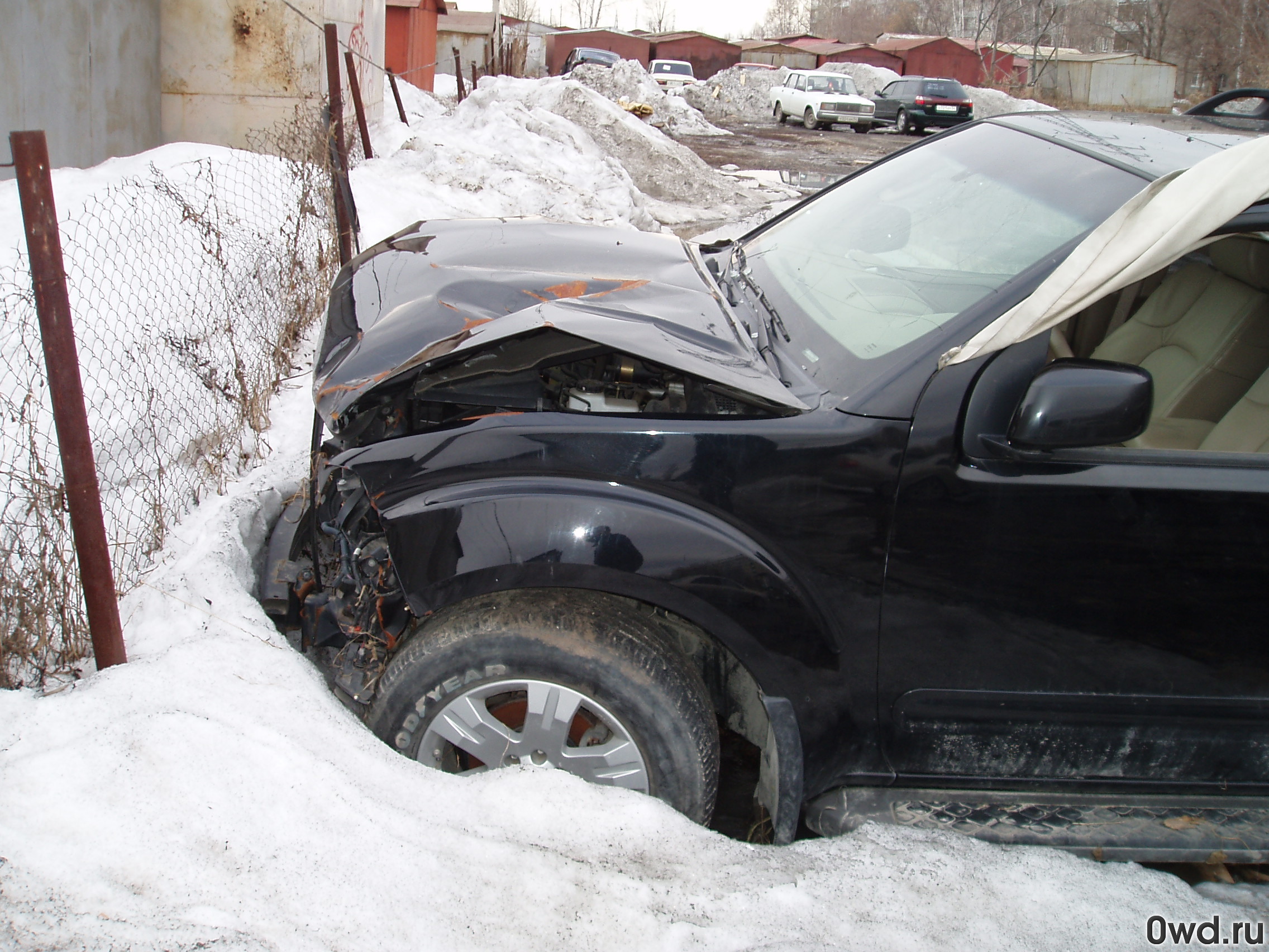 Битый автомобиль Nissan Pathfinder (2005) в Сургуте