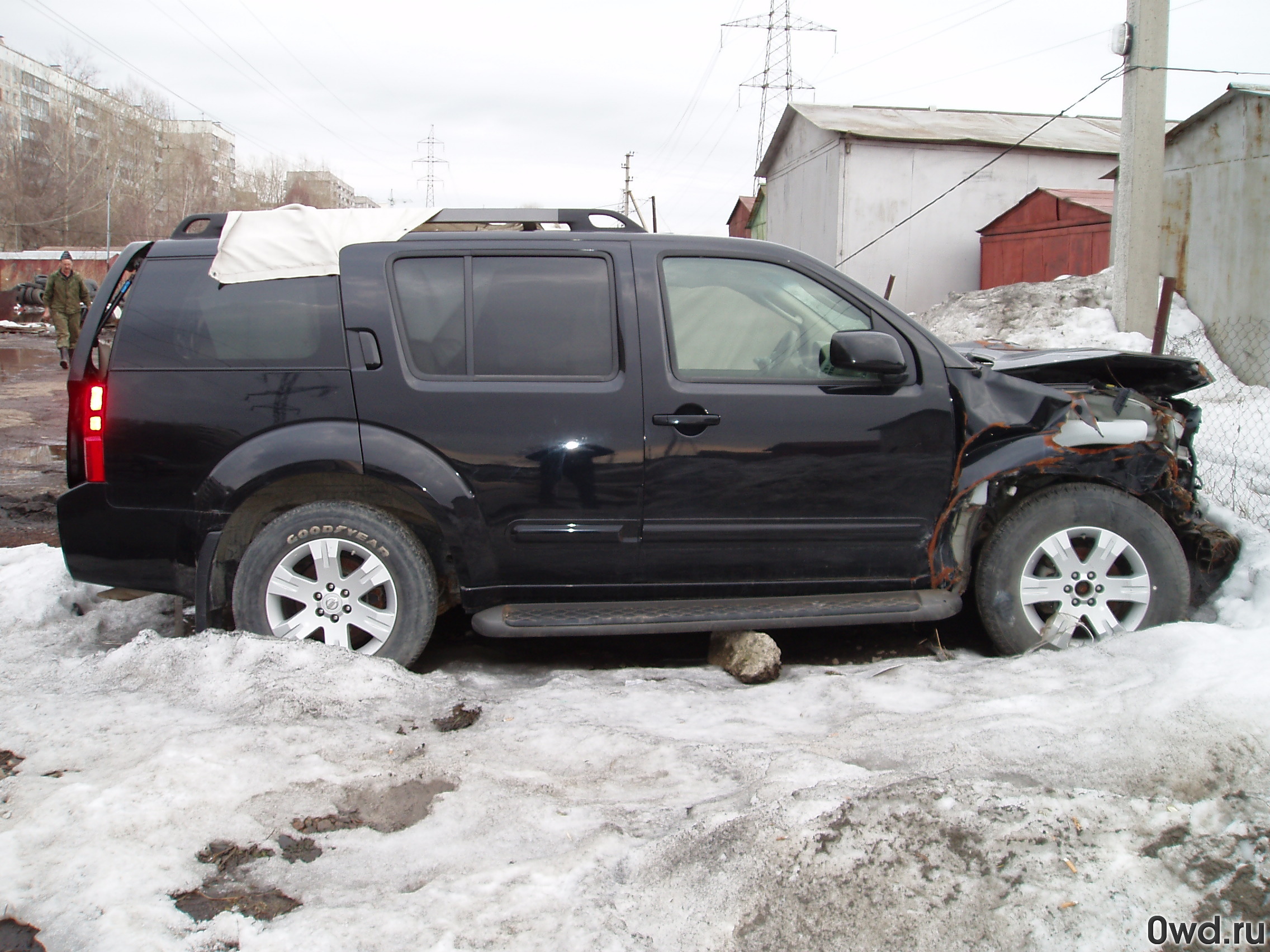 Битый автомобиль Nissan Pathfinder (2005) в Сургуте